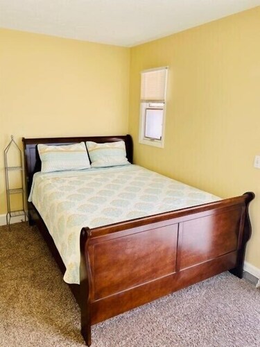 2 Bedroom Guest Suite in Forest Hills with private kitchen and laundry