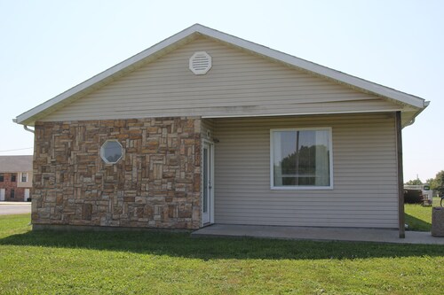 Pet Friendly Lodging 5 minutes from Whiteman AFB