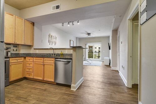 ❤️ 1BR SouthPark Condo ★ Balcony ★ WiFi (760 SqFt) StaysByWalker™