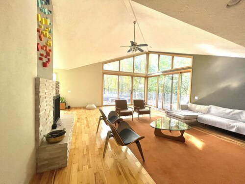 *Mid-century modern Retreat* *4000 Sqft* *Hot Tub* *Entire House*-Pet Friendly