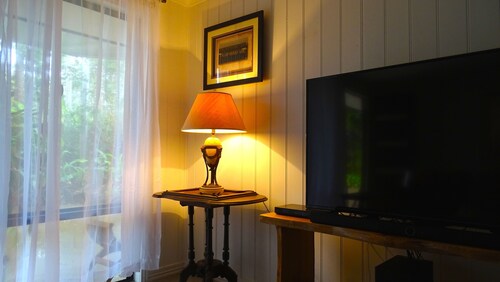Manuka Getaway with Log Fire & Gourmet Breakfast