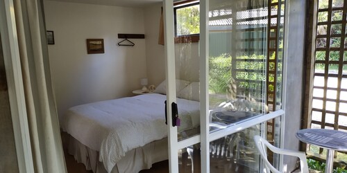 A comfortable, private, country apartment. 300mts walk to safe sandy beach.