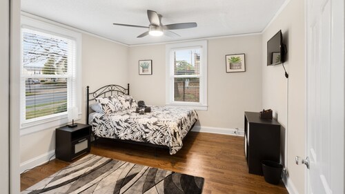 3BR at Beal Street - Three Bedroom House, Sleeps 6