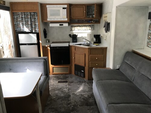 Platte - RV Camper in the Woods with Fire pit & Outdoor Hot Tub