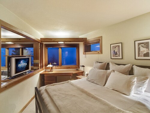 Private, condo on Lake Superior w/ Panoramic Views, Fireplace, & Jacuzzi Tub!