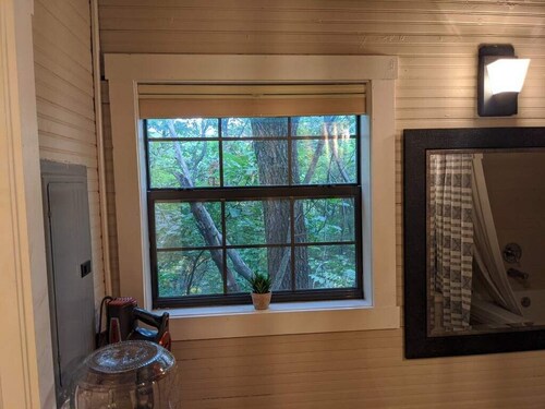 Charming and Secluded Mountain Cabin for Couples near Eureka Springs