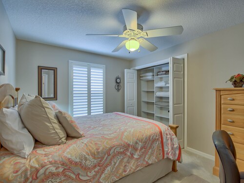 Bungalow Walking proximity to Lake Sumter Landing
