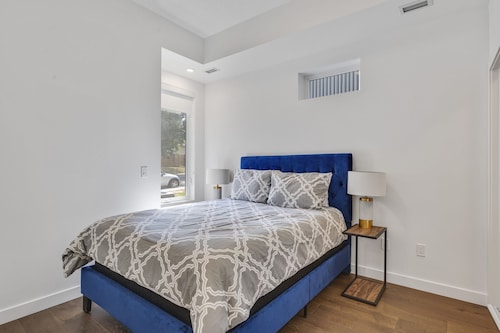 Affluent Townhouse MINUTES From Downtown, Free Parking