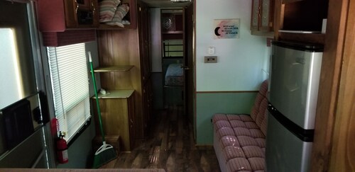 Betsie - 28Ft RV Camper in the Woods w/Outdoor Hot Tub & Fire Pit