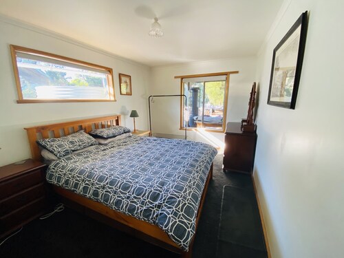 Fully fenced home on Bruny Island, wrap around decks, 20m to water on 3 sides