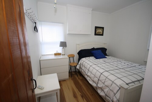 Clean and cozy cottage on beautiful lakefront in Morgan’s Point