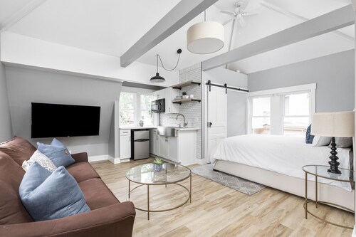 Quaint Carriage House