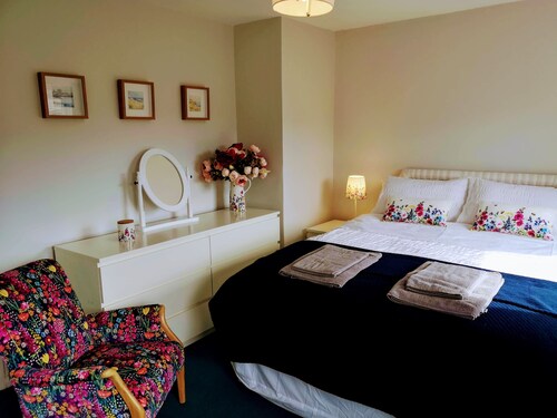 Newly refurbished house, great base for couples and families, dogs welcome.