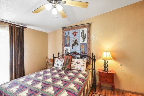 Gorgeous & Historic 3 BR Log Cabin w/ Forest Views / 20 Minutes from Flagstaff