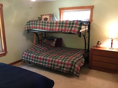 Come and enjoy lake life. Relax at this family friendly lake house.