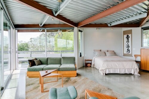 Bright Studio with Panoramic Views in Silver Lake