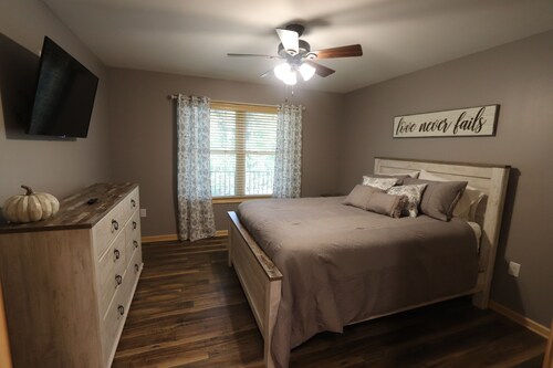 Bud’s Place. Brand new cabin on the brow. Romantic getaway. Hot tub