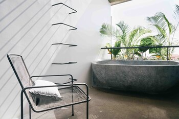 Deep Soaking Bathtub