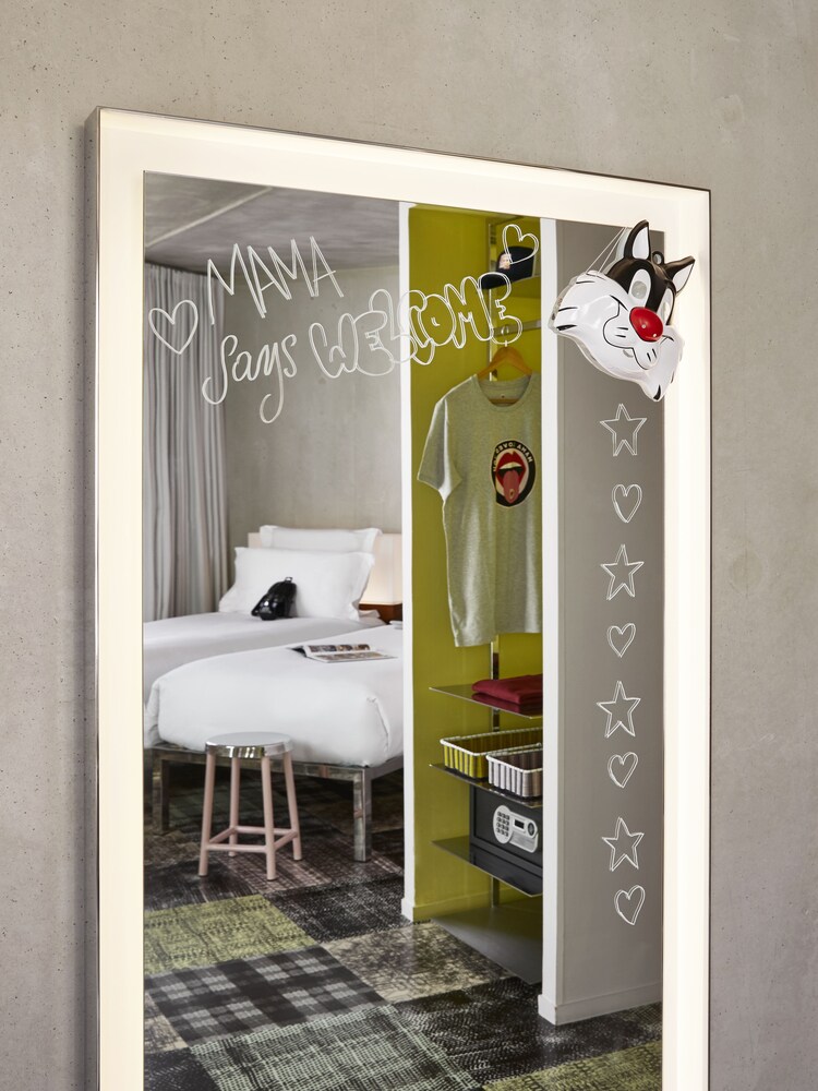 Large Mama Twin - Guestroom