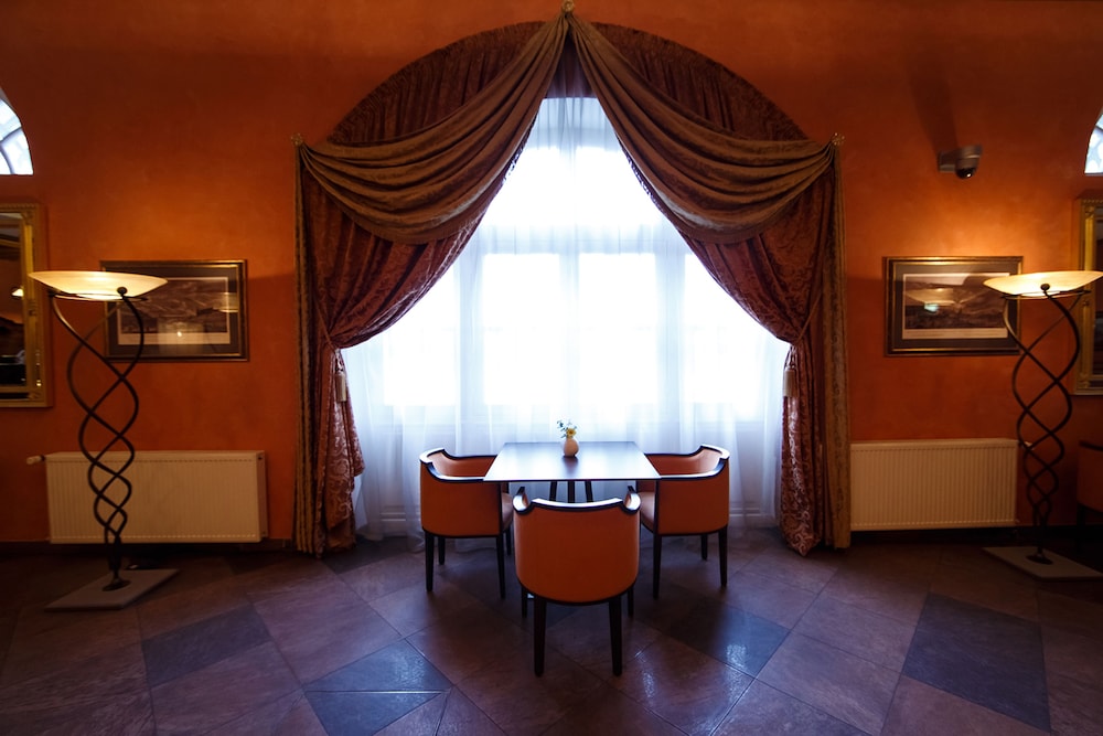 Hotel Lounge