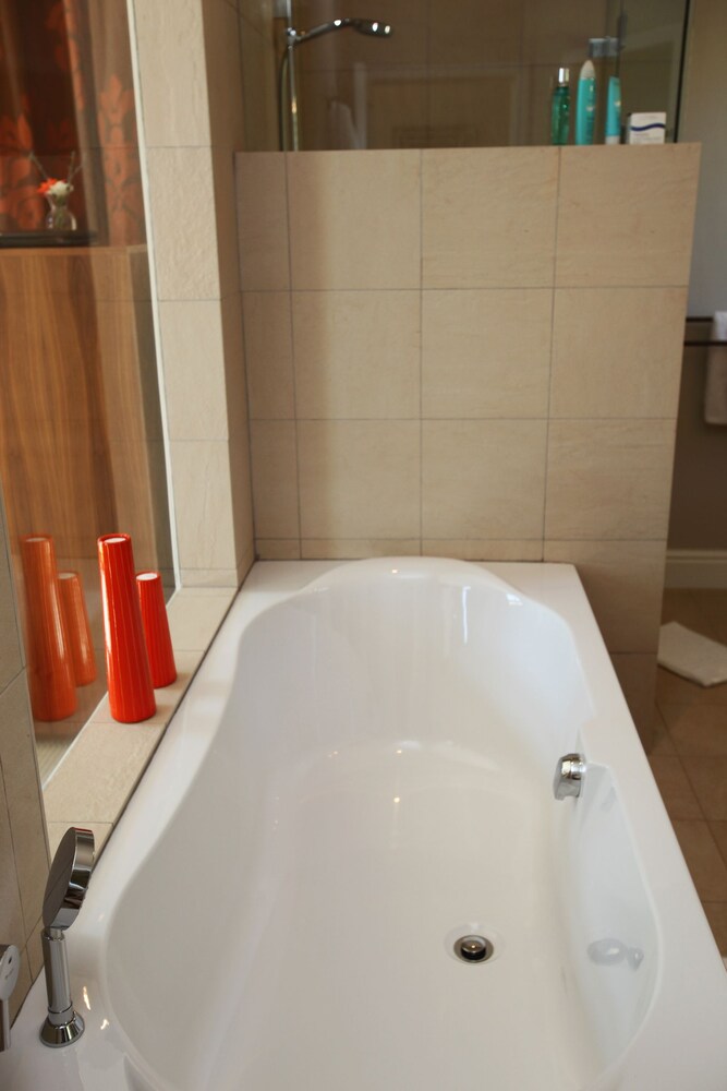 Deep Soaking Bathtub