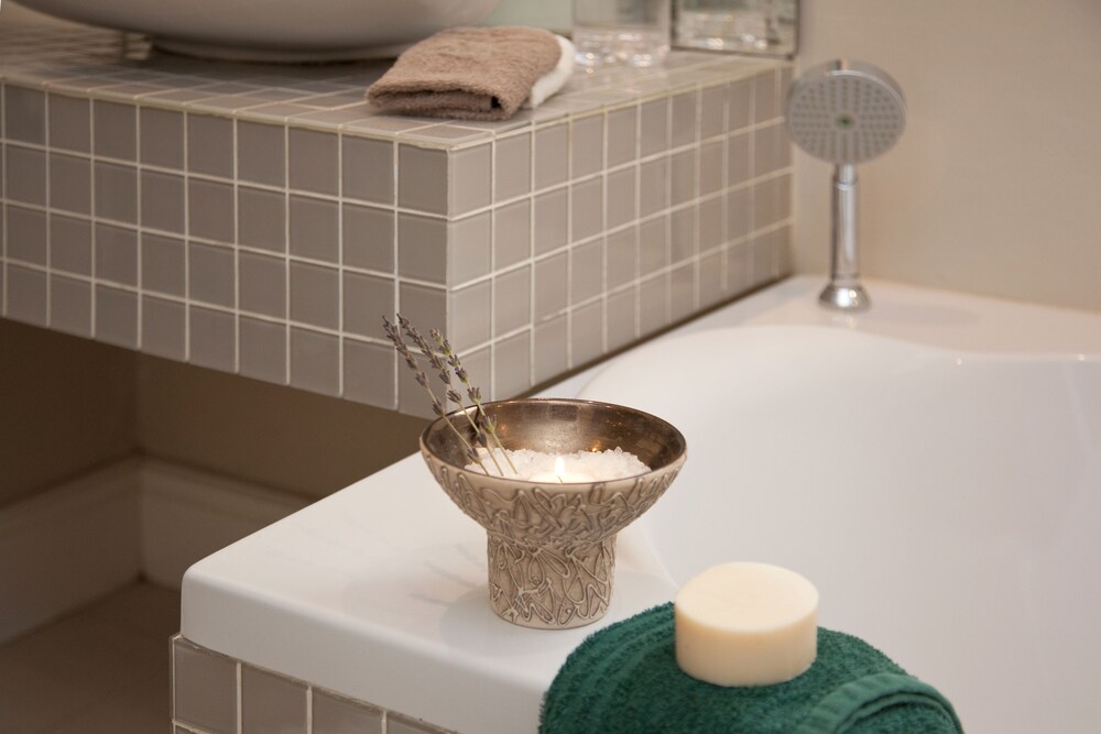 Deep Soaking Bathtub
