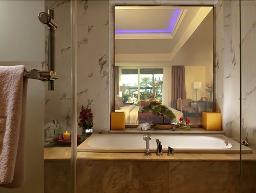 Deep Soaking Bathtub