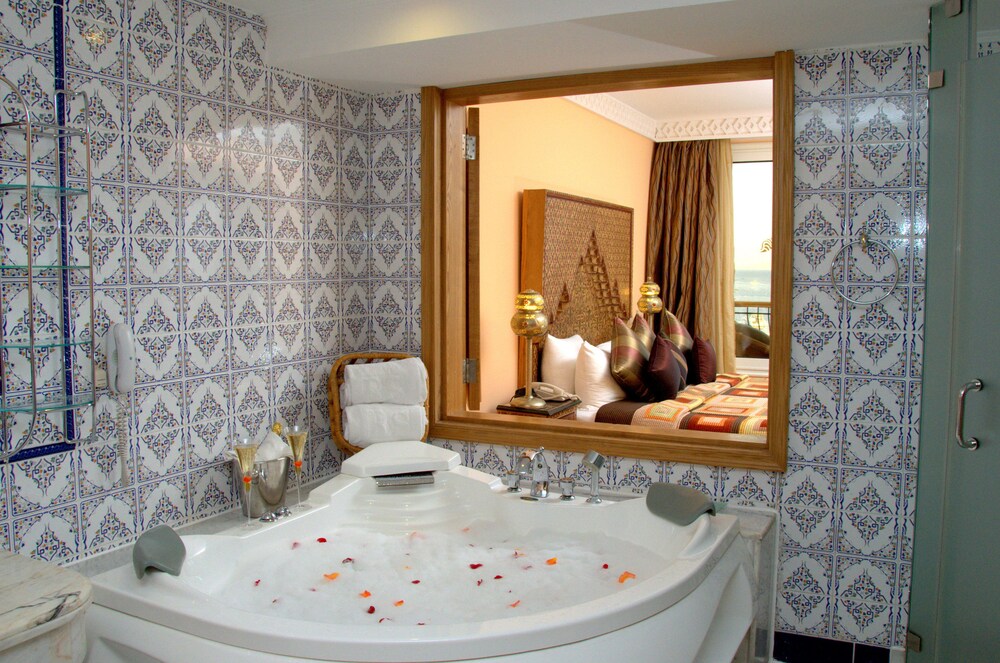 Deep Soaking Bathtub