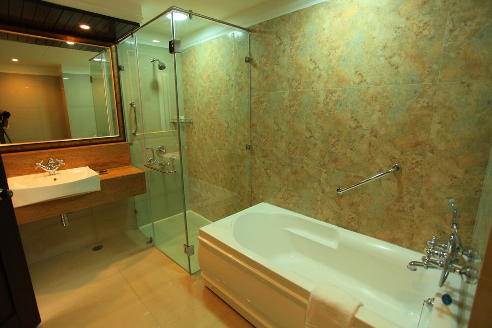 Deep Soaking Bathtub