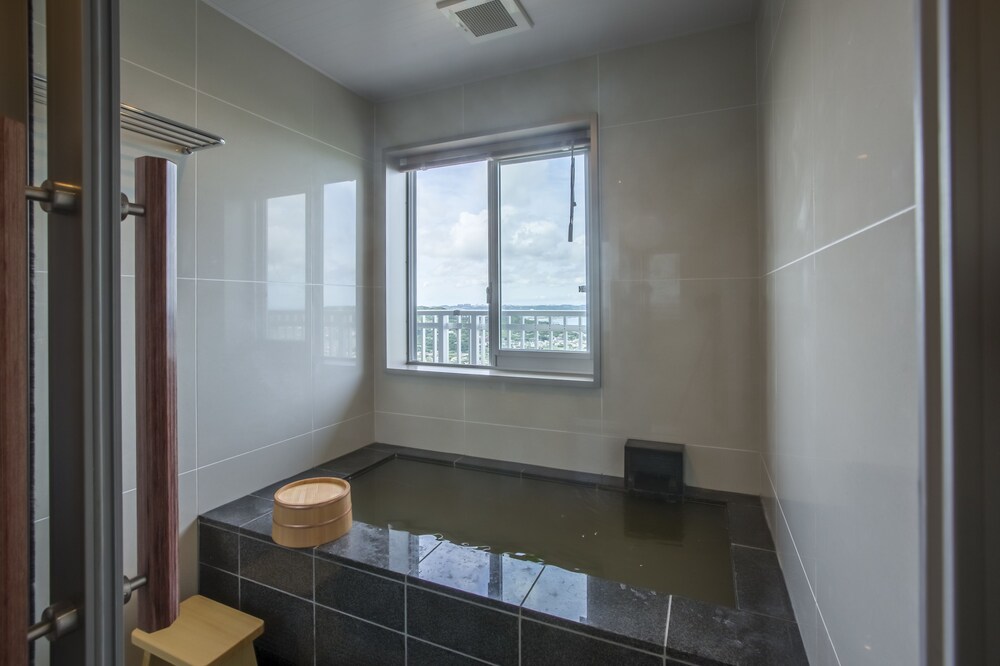 Deep Soaking Bathtub