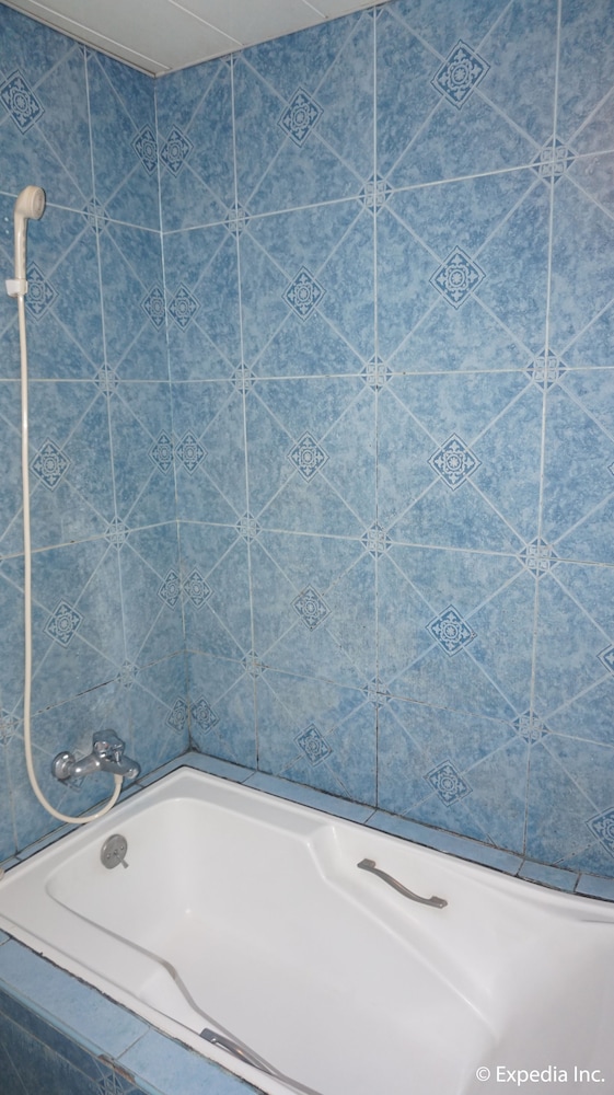 Deep Soaking Bathtub