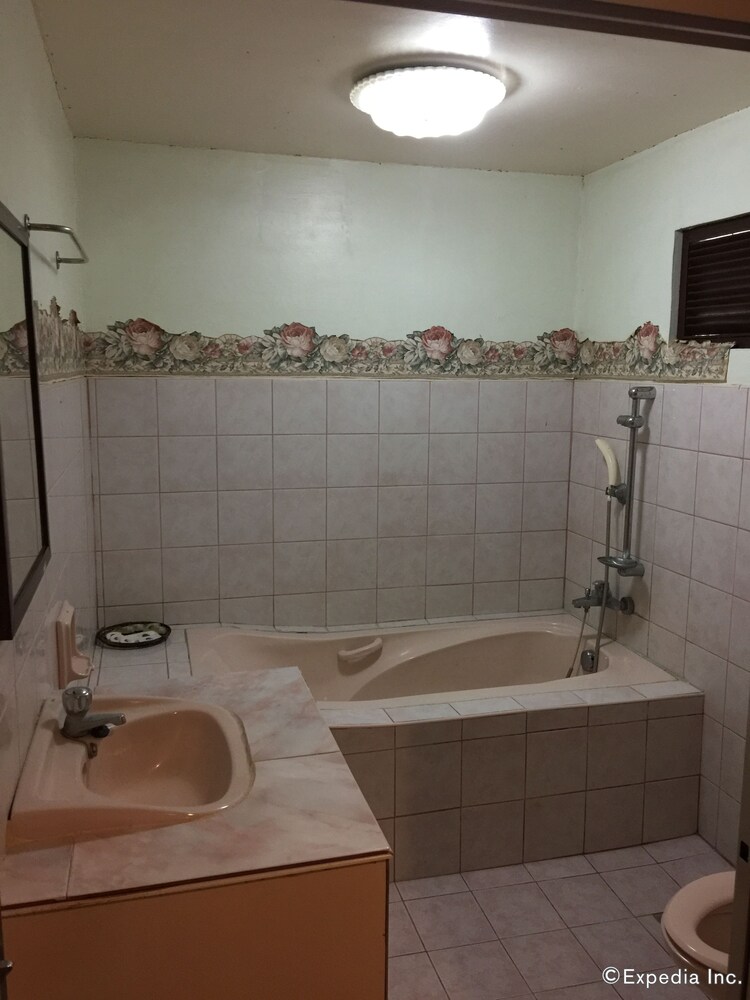 Deep Soaking Bathtub