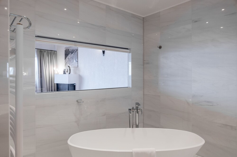 Deep Soaking Bathtub
