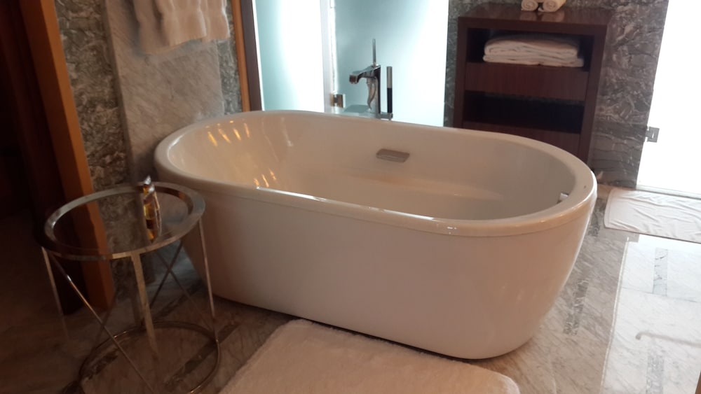 Deep Soaking Bathtub