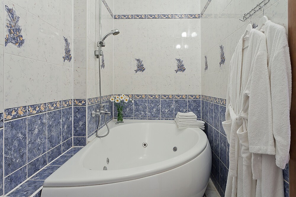 Standard Apartment, 2 Bedrooms, Kitchen (Praspiekt Niezalieznasci, 83) - Deep Soaking Bathtub