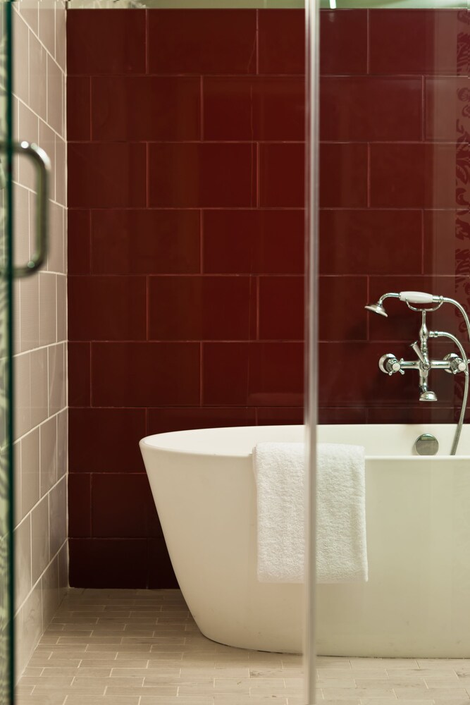 Deep Soaking Bathtub