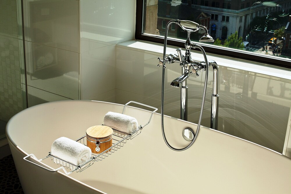 Deep Soaking Bathtub