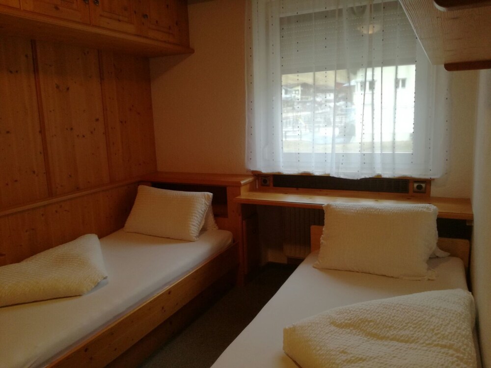 Deluxe Apartment, 2 Bedrooms, Balcony, Mountain View - Guestroom