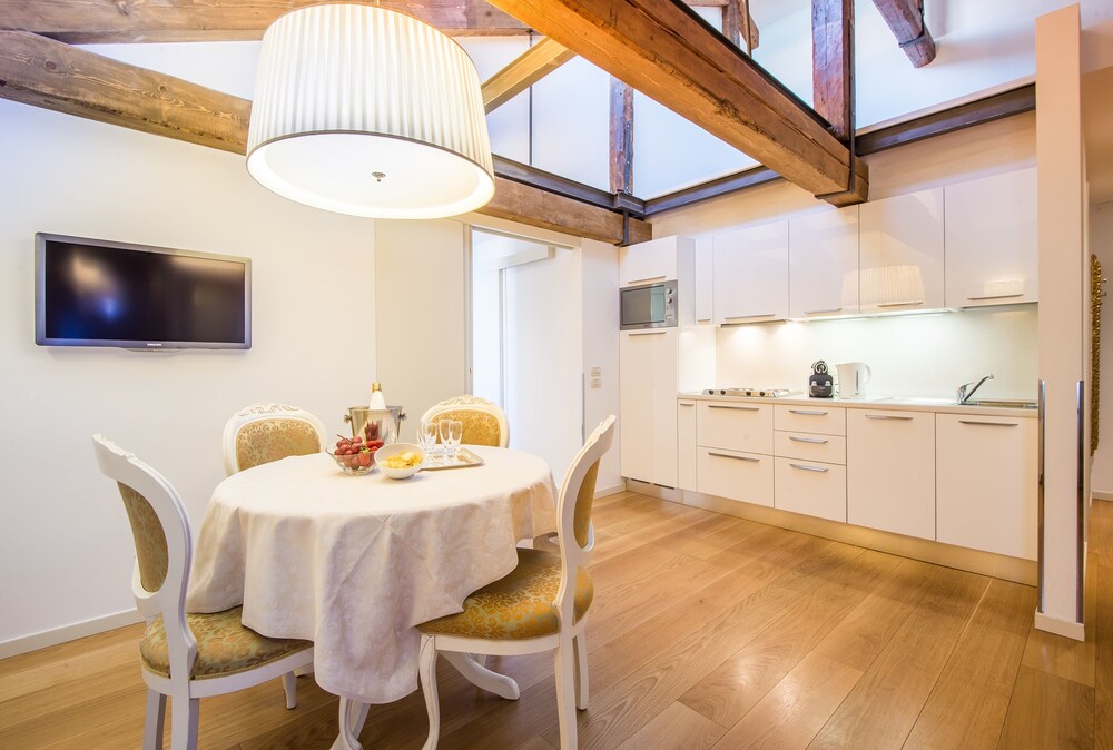 Executive Apartment, Canal View - Living Room