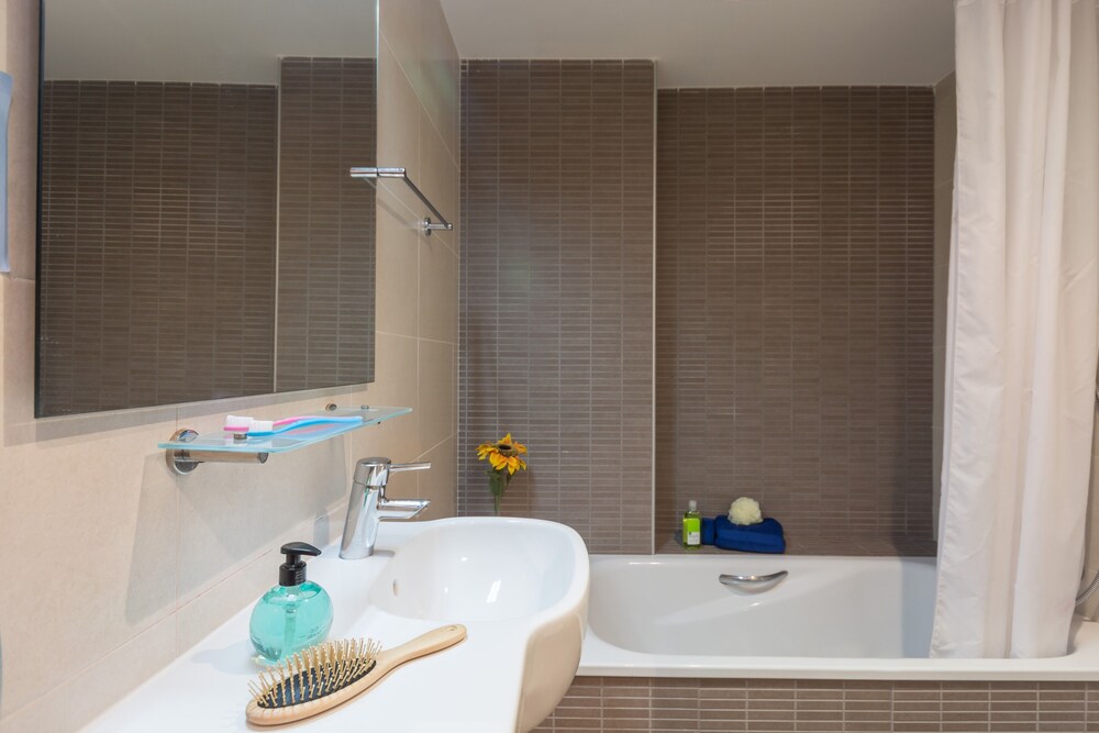 Apartment, 2 Bedrooms - Bathroom Sink
