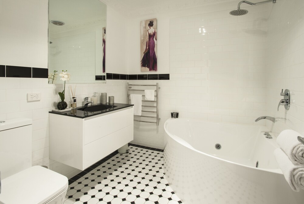 Camellia Cottage - Bathroom