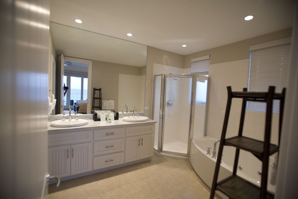 Luxury Condo, 3 Bedrooms, Oceanfront - Bathroom