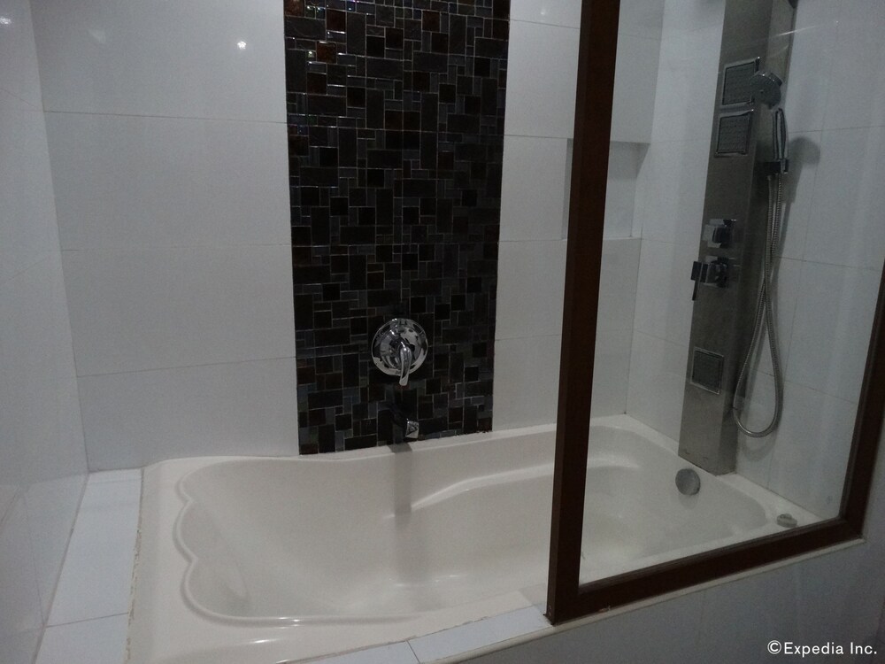 Deep Soaking Bathtub