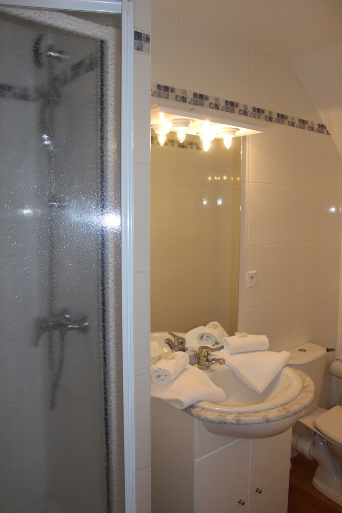 Two Bedrooms Apartment for 7 - Bathroom