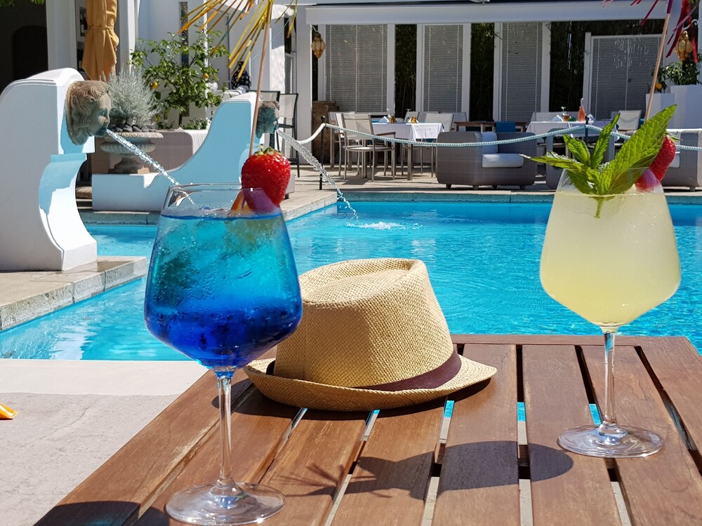 Poolside Bar