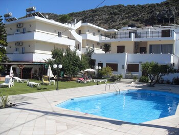 Iraklis Studios & Apartments