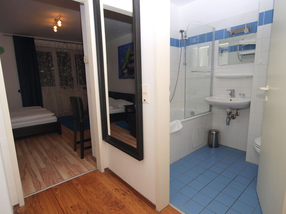 Basic Studio Suite, Kitchen - Bathroom