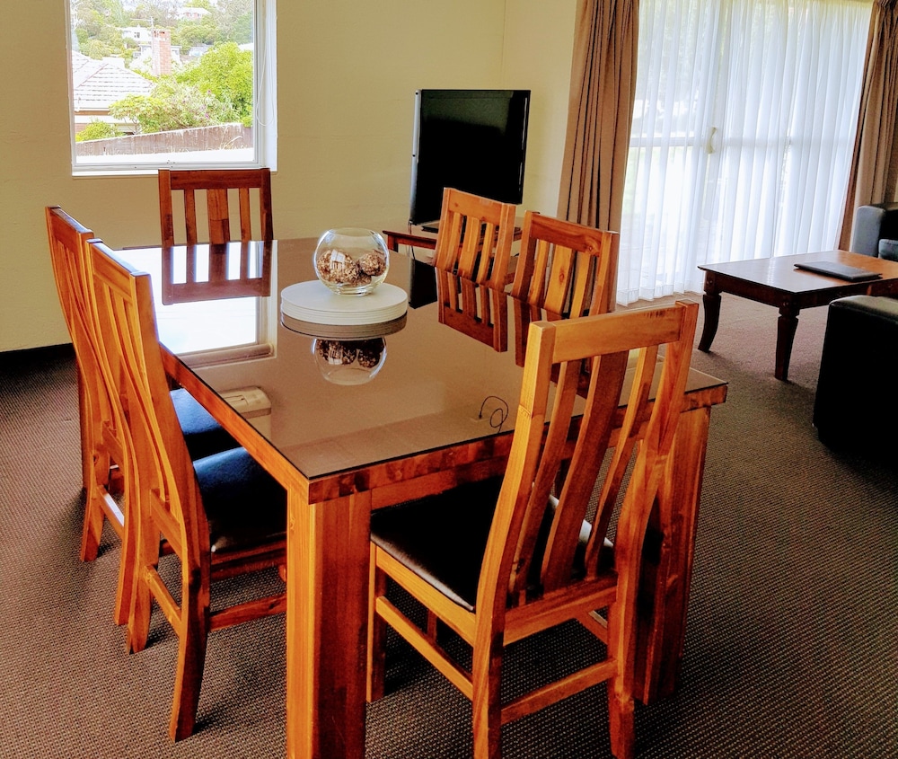 Superior Two Bedroom Apartment - Harbour View - In-Room Dining