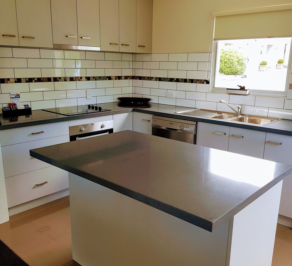 Superior Two Bedroom Apartment - Harbour View - In-Room Kitchen
