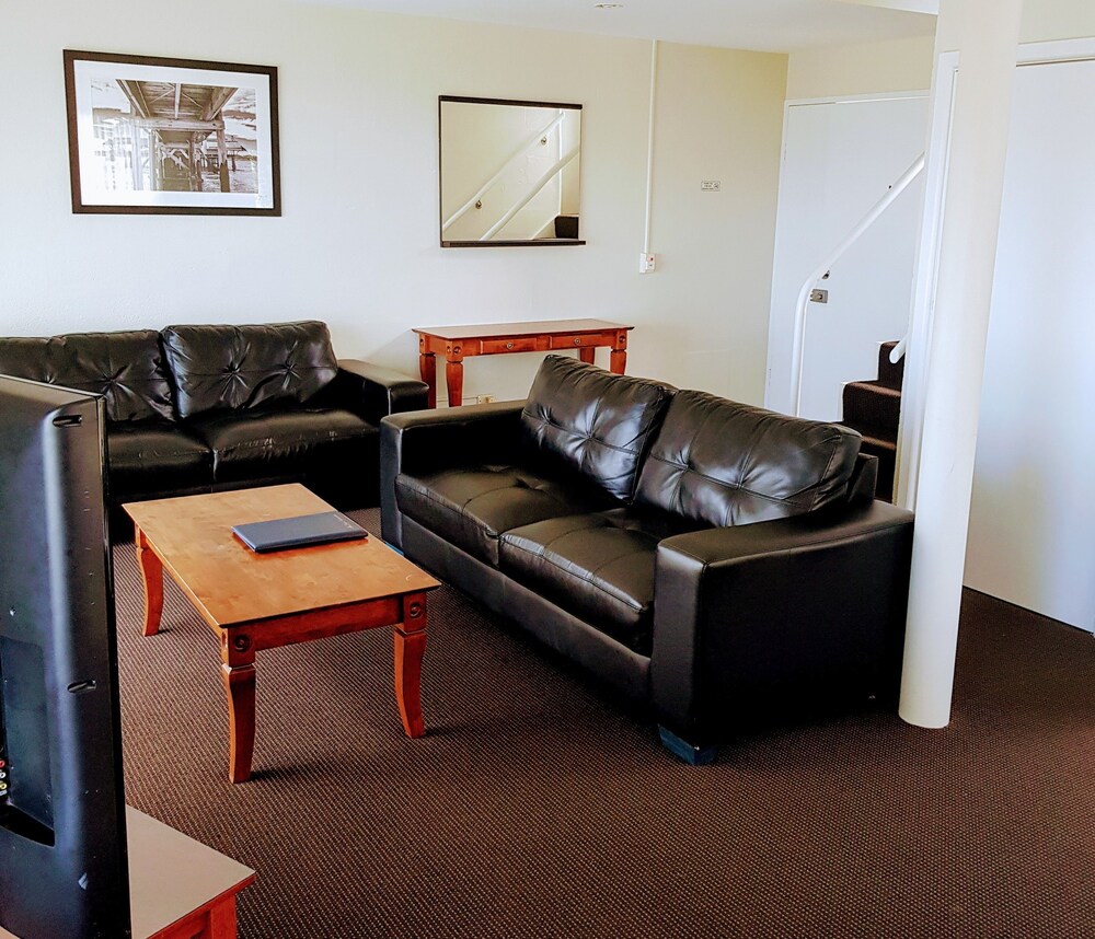 Superior Two Bedroom Apartment - Harbour View - Living Area